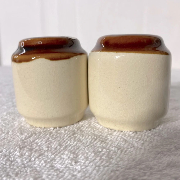 Vintage Ceramic Stoneware Tan Brown Toronto Canada Salt & Pepper Shakers - Picture 4 of 9